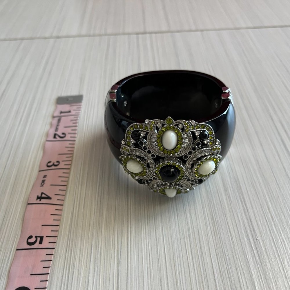 Cuff - Picture 6 of 16